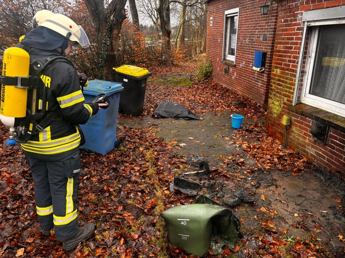 FW-AUR: Abfalltonne nach Ascheeinwurf runtergebrannt