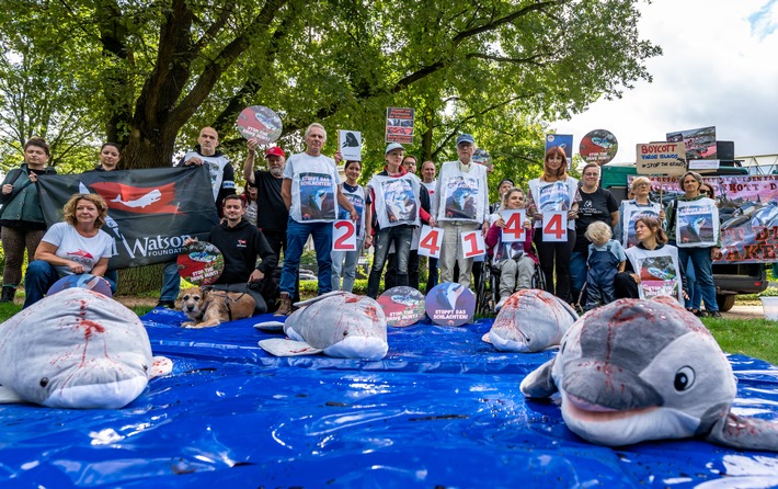 Blutspur von Japan zu den Färöer-Inseln: GRD übergibt 24.144 Unterschriften gegen Delfinschlachtungen