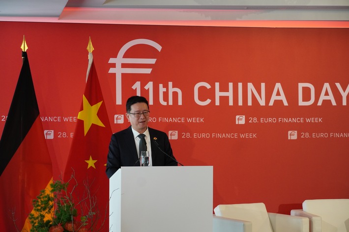 Generalkonsul Huang Yiyang beim 11. China Day im Rahmen der 28. Euro Finance Week / Weiterer Text über ots und www.presseportal.de/nr/177453 / Die Verwendung dieses Bildes für redaktionelle Zwecke ist unter Beachtung aller mitgeteilten Nutzungsbedingungen zulässig und dann auch honorarfrei. Veröffentlichung ausschließlich mit Bildrechte-Hinweis.