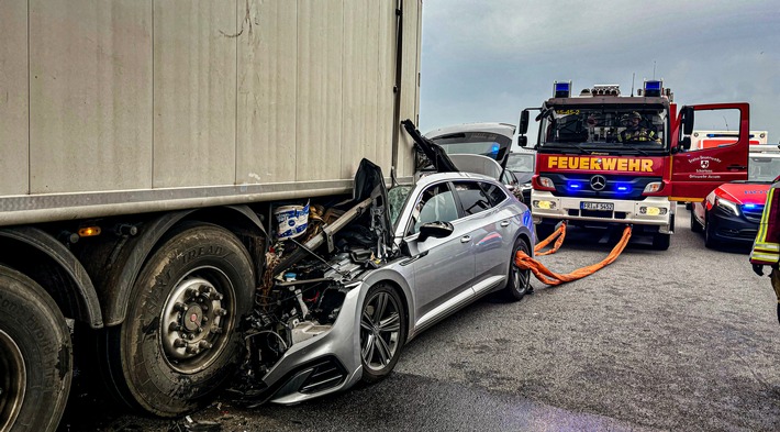 POL-WHV: Verkehrsunfall auf der B210