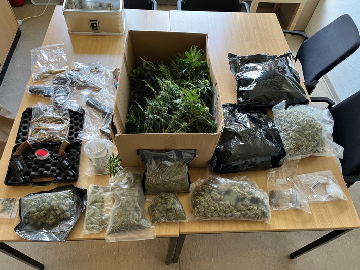 POL-HA: Volltreffer: Polizeibeamte stellen Cannabis und Waffen sicher