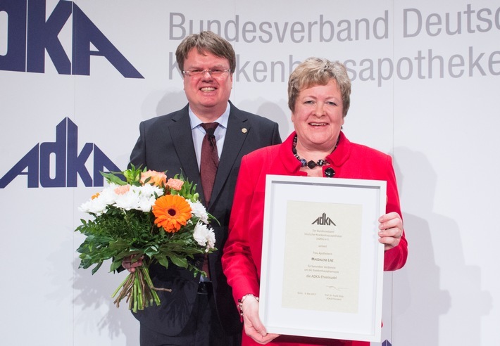 Aktiv für mehr Patientensicherheit / 44. ADKA Kongress in Berlin unter dem Motto: "Der Medikationsprozess im Krankenhaus - eine runde Sache", ADKA Ehrennadel für Kammerpräsidentin Linz / Verleihung der ADKA Ehrennadel an Kammerpräsidentin Linz, 9. Mai 2019 Berlin / Weiterer Text über ots und www.presseportal.de/nr/54292 / Die Verwendung dieses Bildes ist für redaktionelle Zwecke honorarfrei. Veröffentlichung bitte unter Quellenangabe: "obs/Bundesverband Dt. Krankenhausapotheker/Peter Pulkowski"