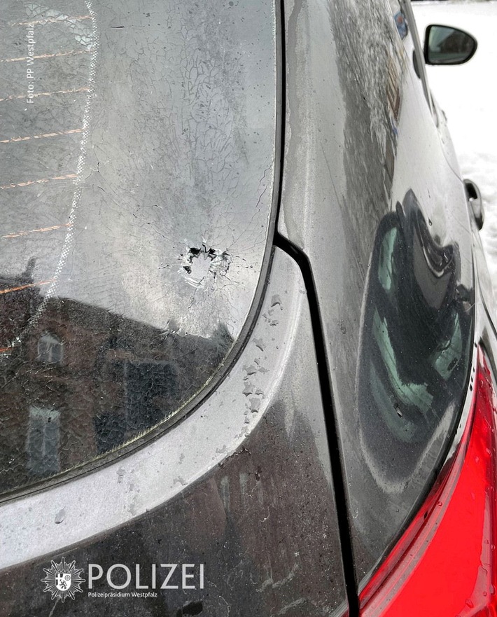 POL-PPWP: Heckscheibe an Nissan beschädigt