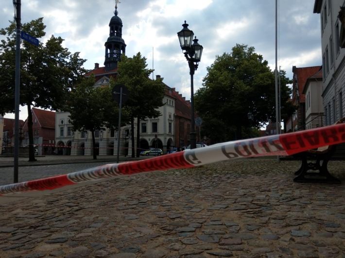 POL-LG: ++Lüneburger Marktplatz nach Bombendrohung geräumt ++ Absuche mit Spezialhund ++ Bombendrohung erweist sich als Falschmeldung ++