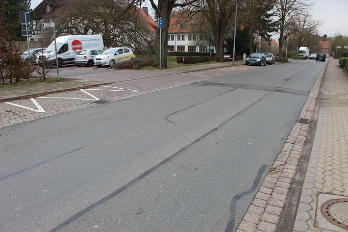 POL-HM: Nach Sturz einer Fahrradfahrerin: Polizei sucht Zeugen