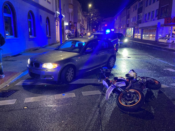 POL-ME: Kradfahrer bei Auffahrunfall verletzt - Hilden - 2211076