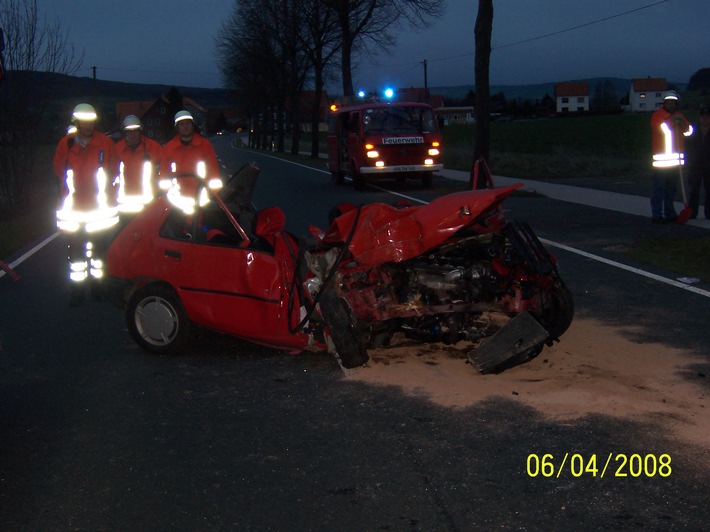 POL-HOL: Wieder prallt ein Auto gegen einen Baum / Feuerwehr holt schwer verletzte Frau aus Fahrzeugwrack