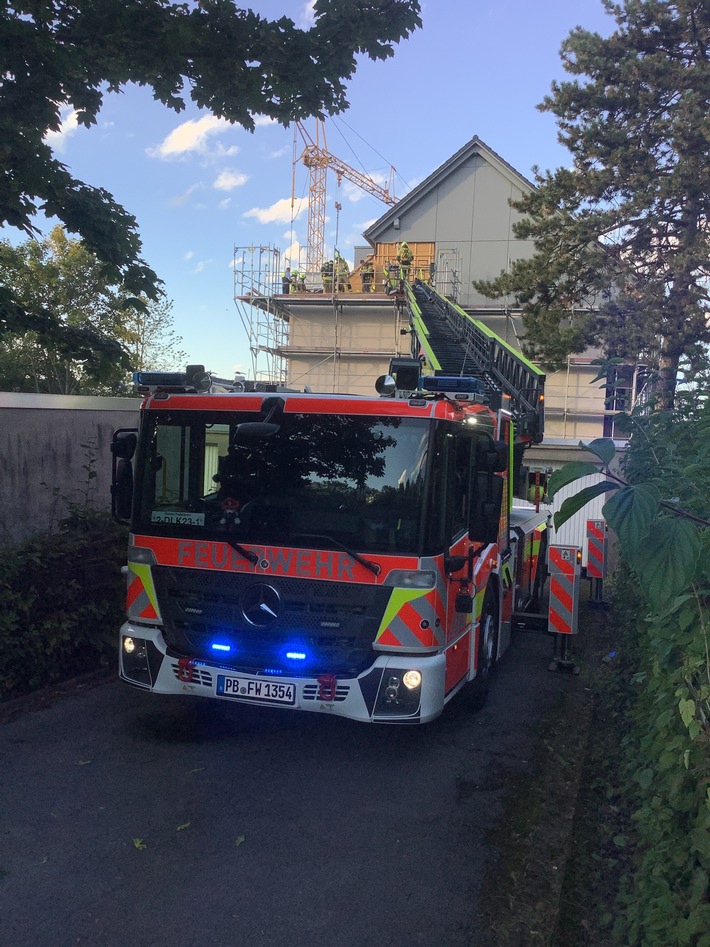 FW Paderborn: Dachstuhlbrand Am Rippinger Weg
