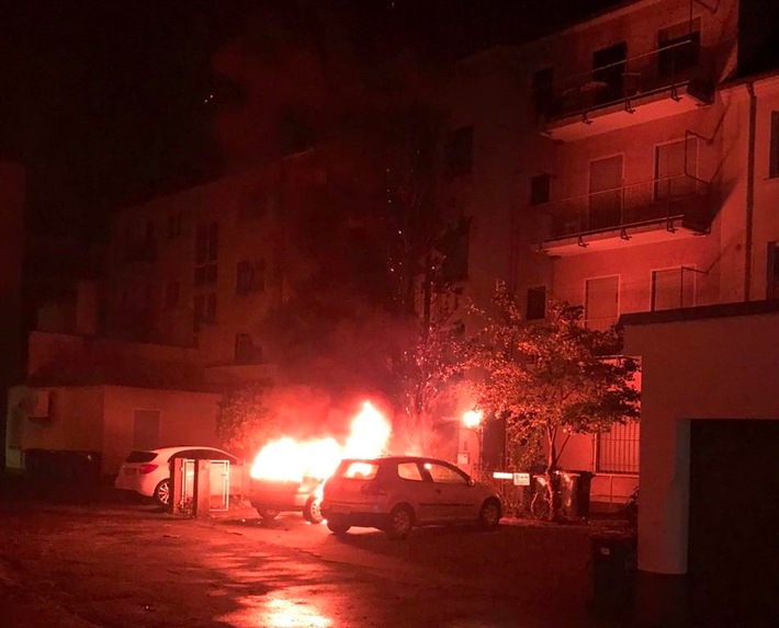 POL-PDPS: Pkw in Hinterhof der Fußgängerzone abgebrannt, zwei weitere Pkw beschädigt - Ursache noch unklar