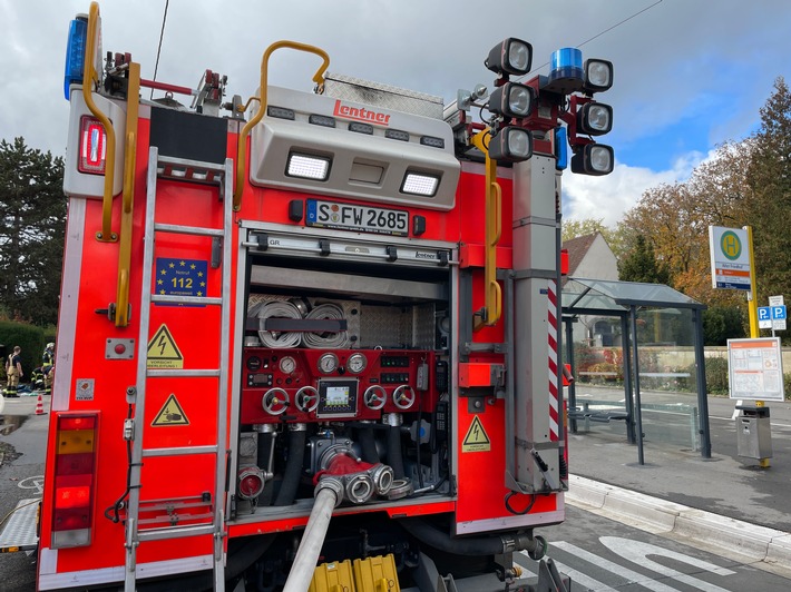 FW Stuttgart: Kellerbrand: Drei Personen über Drehleiter gerettet