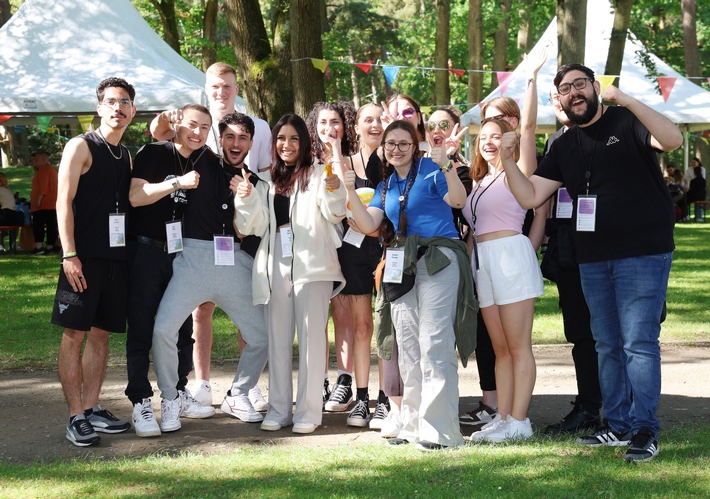 "Rookie Festival by XXXLutz": Die Möbelhäuser mit dem Roten Stuhl begeistern rund 700 Azubis am Baggersee