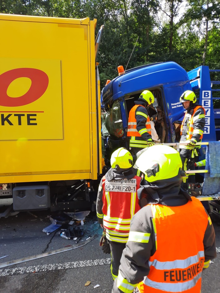 FW-OB: Verkehrsunfall mit drei beteiligten LKW - ein Fahrer im Fahrzeug eingeklemmt