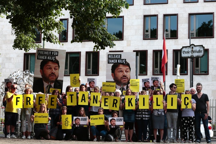 #FreeTaner: Solidaritätsaktion für türkischen Amnesty-Vorstand Taner Kilic in Berlin