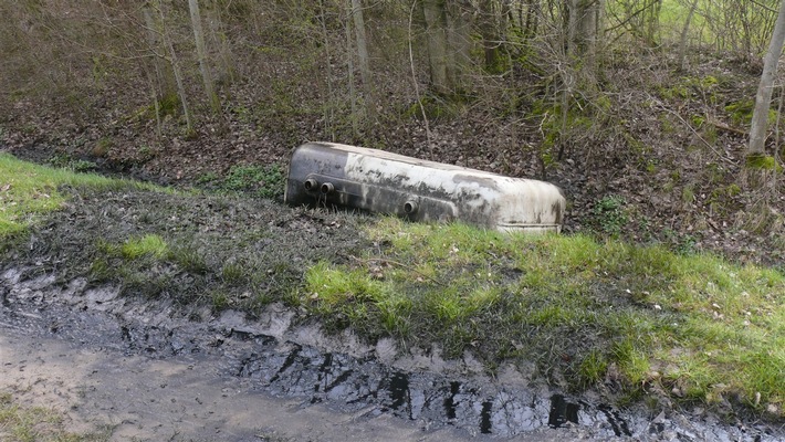 POL-DN: Umweltdelikt - Öltank ins Feld weggeworfen