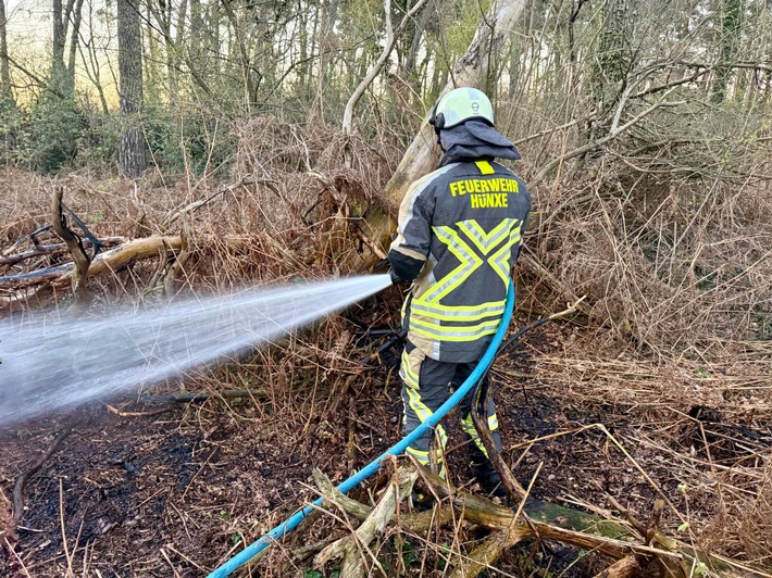 FW Hünxe: Brand in einem Waldstück