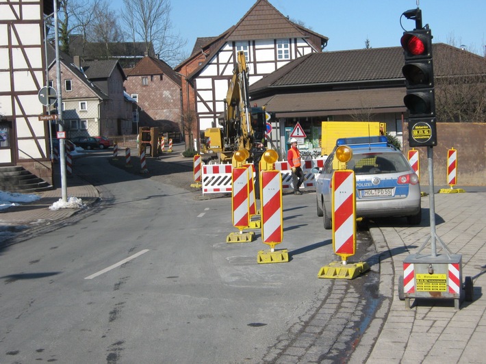 POL-HOL: Baustelle B 64 - Ortsdurchfahrt Eschershausen: Baustellenarbeiten bereiten Verkehrsteilnehmern erhebliche Probleme -Bereits am ersten Tag der Baustelleneinrichtung musste ein Unfall aufgenommen werden -