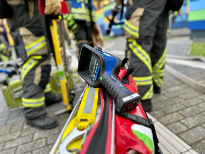 FW Hünxe: Feuer an einem Baum - Schnelles Eingreifen eines Passanten verhinderte Schlimmeres