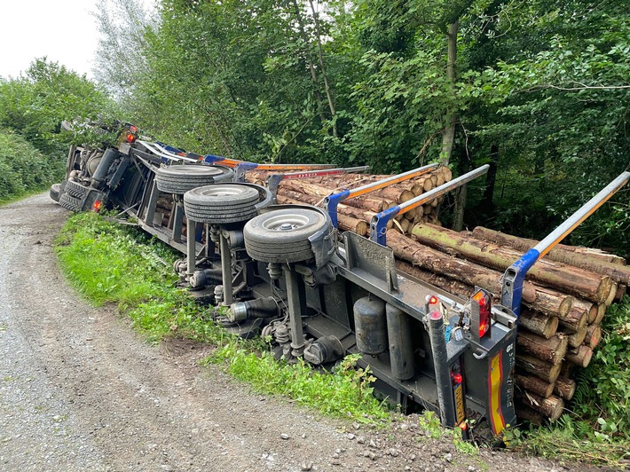 POL-ME: Mit Baumstämmen beladener Sattelzug auf Waldweg verunglückt - 2109010 - Ratingen
