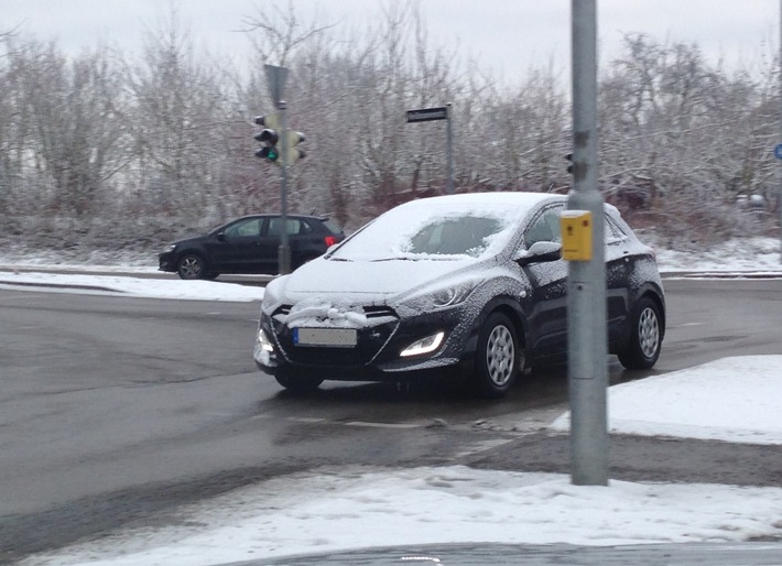 Sicher unterwegs mit guter Sicht / Vor dem Losfahren Auto vom Schnee befreien