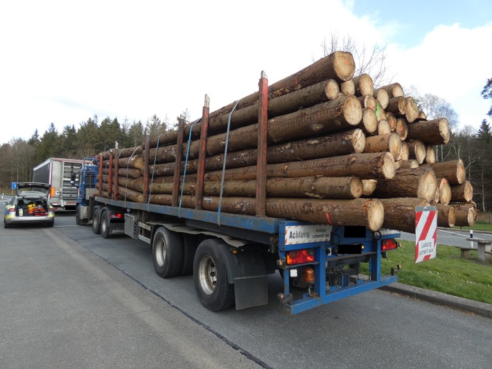 POL-CUX: Holztransporter massiv überladen (Lichtbild in der Anlage)