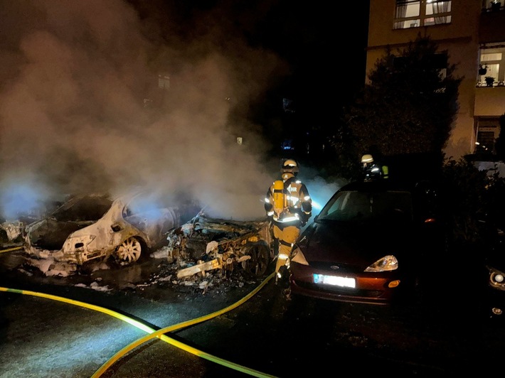 FW-E: Zwei PKW in Vollbrand - Feuerwehr verhindert Brandausbreitung auf weitere Fahrzeuge und Grünanlage
