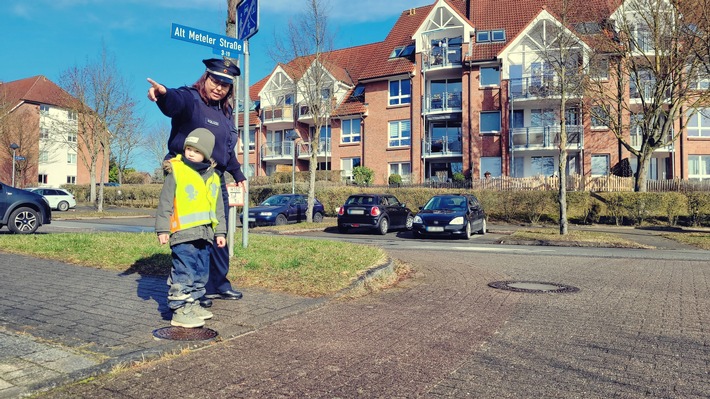 POL-SN: Schweriner Polizisten unterwegs in Kindergärten Teil 3