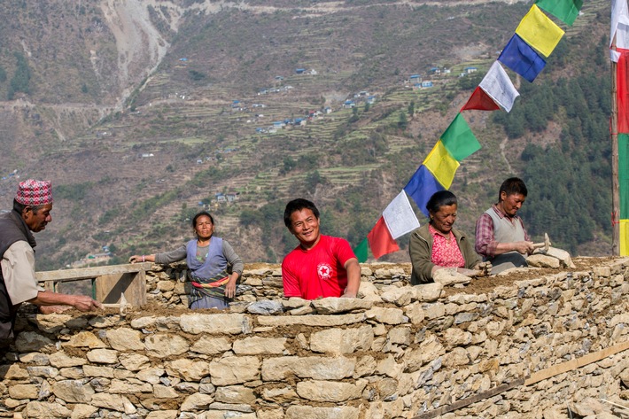 Un an après le tremblement de terre, le Népal se remet, en partie grâce à la coopération des oeuvres d&#039;entraide suisses