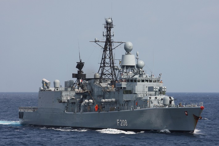 Marine - Pressemitteilung / Pressemeldung: Niedersachsens Ministerpräsident verabschiedet Patenschiff in den Anti-Piraterie-Einsatz (mit Bild)