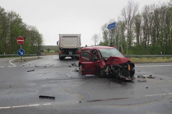 POL-KLE: Wachtendonk - Verkehrsunfall / 27-Jährige Autofahrerin schwer verletzt