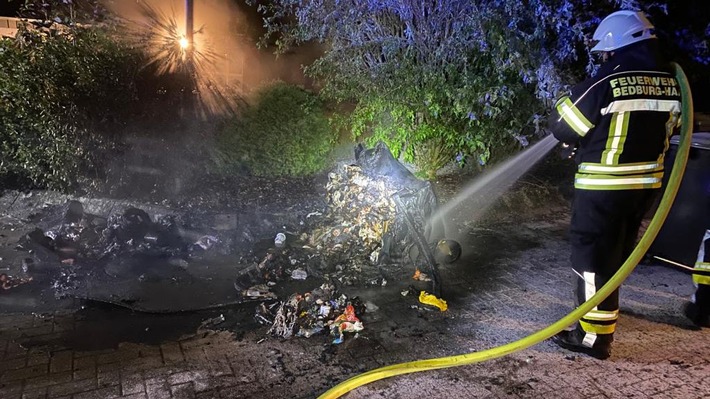 FW-KLE: Dritter Brand im Fahnenkamp: Müllcontainer steht in Flammen