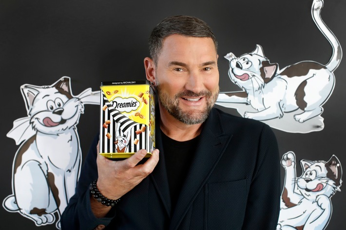 Zum Dreamies-Geburtstag eine stylische Dose von Michael Michalsky. (Photo by Franziska Krug/Getty Images for Mars GmbH). / Zum Dreamies-Geburtstag eine stylische Dose von Michael Michalsky / Katzen-Snacks sind groß in Mode / Weiterer Text über ots und www.presseportal.de/nr/128340 / Die Verwendung dieses Bildes ist für redaktionelle Zwecke honorarfrei. Veröffentlichung bitte unter Quellenangabe: "obs/adam GmbH Co KG/Franziska Krug/Getty Images"