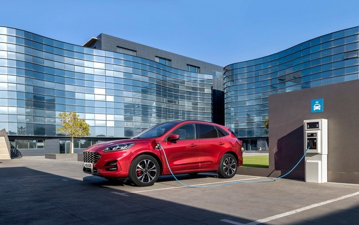 Im Frühjahr 2019 hatte Ford bekannt gegeben, fortan jede neue Pkw-Modellreihe in Europa mit einer elektrifizierten Antriebsalternative anzubieten - von 48-Volt-Mild-Hybrid- über Plug-in-Hybrid- und Voll-Hybrid-Optionen bis hin zum reinen Elektrofahrzeug. Ziel ist eines der umfangreichsten und vielseitigsten Angebote an elektrifizierten Automobilen. Bis 2024 will Ford 18 neue Modelle mit elektrifiziertem Antrieb vorstellen, davon allein acht in 2019. Im Bild: die neue, dritte Generation des Ford Kuga, die im kommenden Jahr mit 48-Volt-Mild-Hybrid-, selbstladendem Voll-Hybrid- und einer Plug-in-Hybrid-Variante zur Wahl stehen wird. / IAA Pkw: Ford präsentiert das umfangreichstes Angebot an elektrifizierten Modellen in bisheriger Firmengeschichte / Weiterer Text über ots und www.presseportal.de/nr/6955 / Die Verwendung dieses Bildes ist für redaktionelle Zwecke honorarfrei. Veröffentlichung bitte unter Quellenangabe: "obs/Ford-Werke GmbH/Macbook Pro"