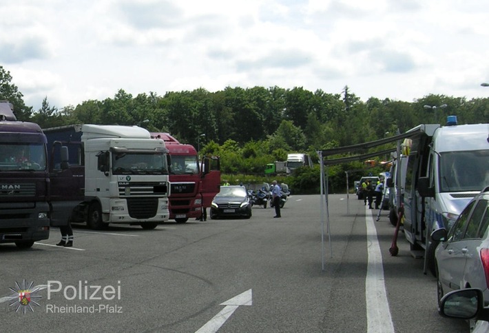 POL-PPWP: Über 80 Lastwagen beanstandet