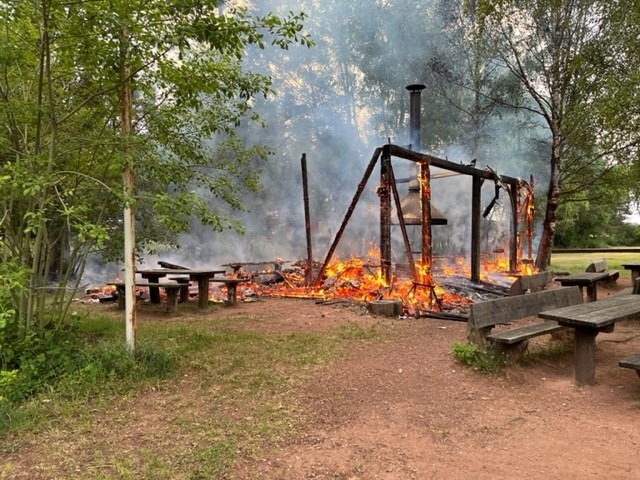 POL-PPWP: Grillhütte abgebrannt