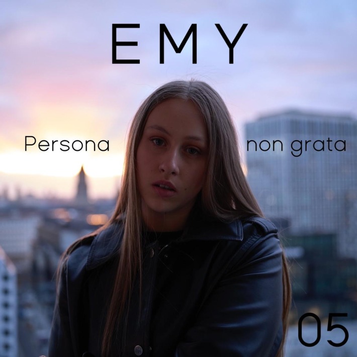 EMY veröffentlicht Debüt-EP "Null/Eins" mit tiefgründiger Single "Persona non grata"