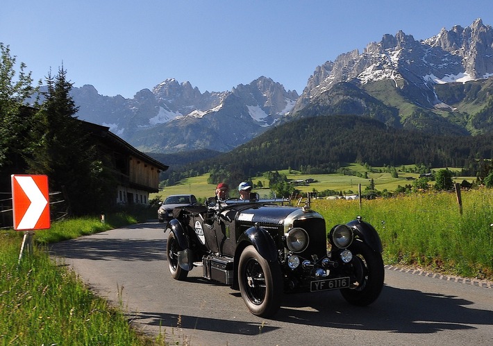 Berge, Täler, Alpenpässe. Das rollende Automobilmuseum erobert die Alpen - BILD