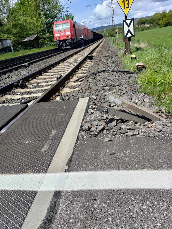 BPOL-KS: Autofahrer fährt gegen Leitplanke am Bahnübergang - Hoher Schaden