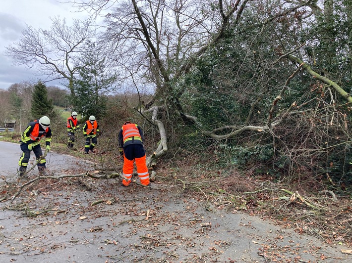 FW-EN: Mehrere Einsätze für die Hattinger Feuerwehr über die Feiertage und am heutigen Sonntag