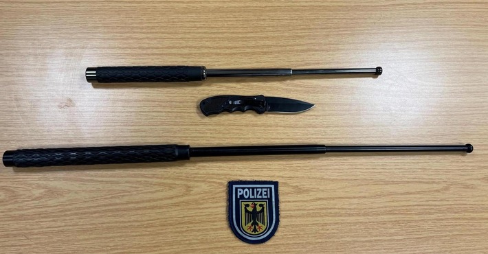 BPOL NRW: Bundespolizisten nehmen 18-Jährigen mit kleinem Arsenal an Waffen fest
