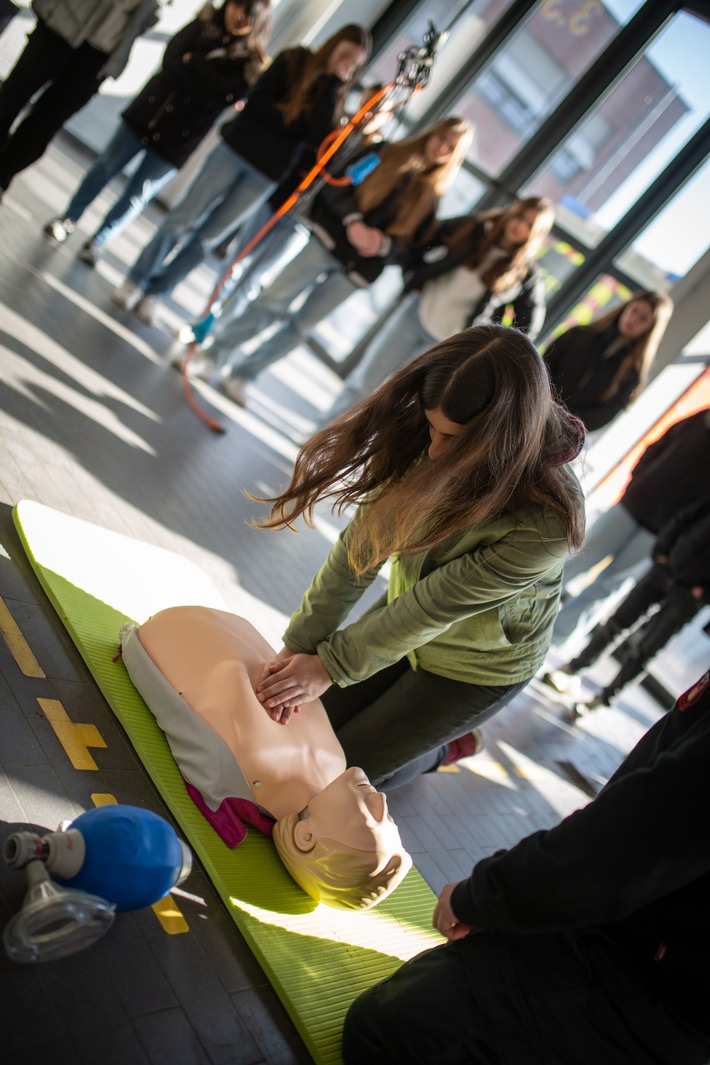 FW Ratingen: Girls-Day bei der Feuerwehr Ratingen - Zukunftstag für Mädchen!