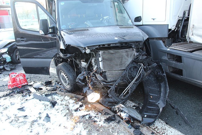 POL-OE: Lieferwagenfahrer übersieht PKW- Eine verletzte Person und hoher Sachschaden