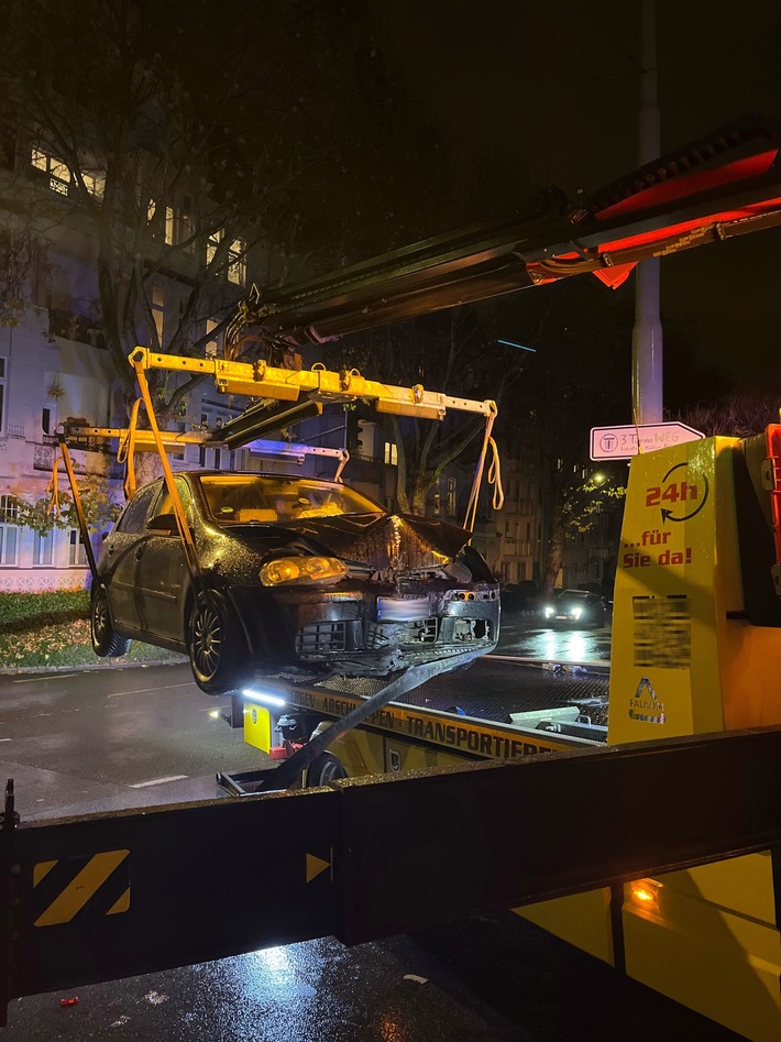 POL-HA: Minderjähriger fährt in Begleitung seiner Freunde mit einem Auto gegen eine Ampel