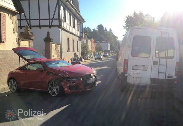 POL-PPWP: Auf parkendes Auto gekracht