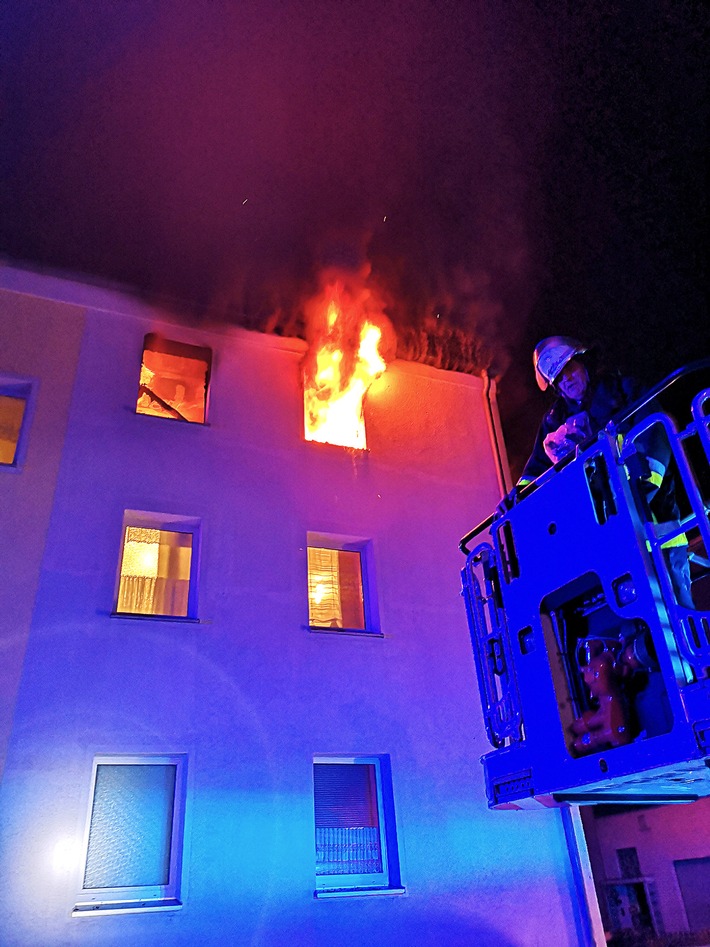 FW-E: Wohnungsbrand in Mehrfamilienhaus in Essen-Altenessen, ein Bewohner lebensgefährlich verletzt