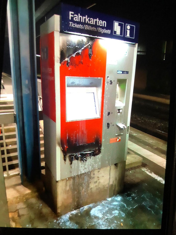 Bundespolizeidirektion München: Gemeinschädliche Sachbeschädigung durch Brandlegung - Fahrausweisautomat angezündet