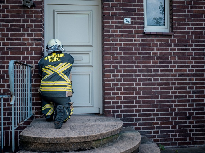 FW Hünxe: Person in verschlossener Wohnung