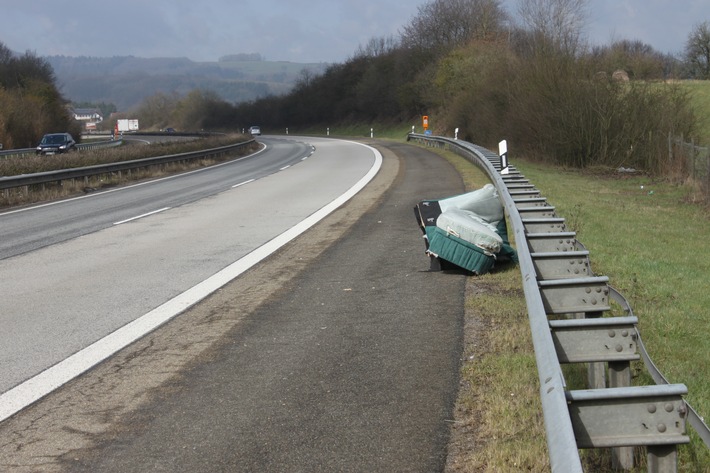 POL-PDKL: Sofa auf der Autobahn