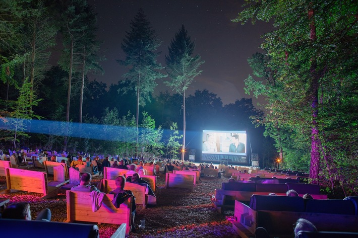 Außergewöhnliche Übernachtung in Bad Mergentheim: Vier „Roadsurfer Spots“ für kleine Camper eingerichtet - „Weidenkino“ bringt Filmgenuss und Erlebnis unterm Sternenhimmel