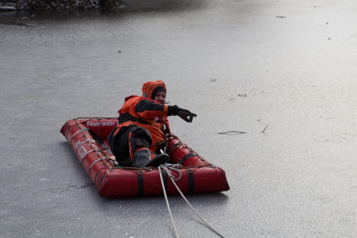 FW Menden: Wachabteilung übt Eisrettung