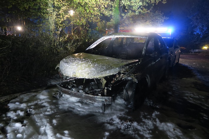 POL-ME: Drei weitere Fahrzeugbrände: Polizei ermittelt und bittet um Zeugenhinweise - Ratingen - 2310098